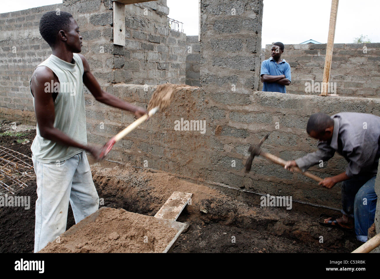 Arbeiter, Aufbau einer Gesundheitseinrichtung in Arusha, Tansania. Stockfoto