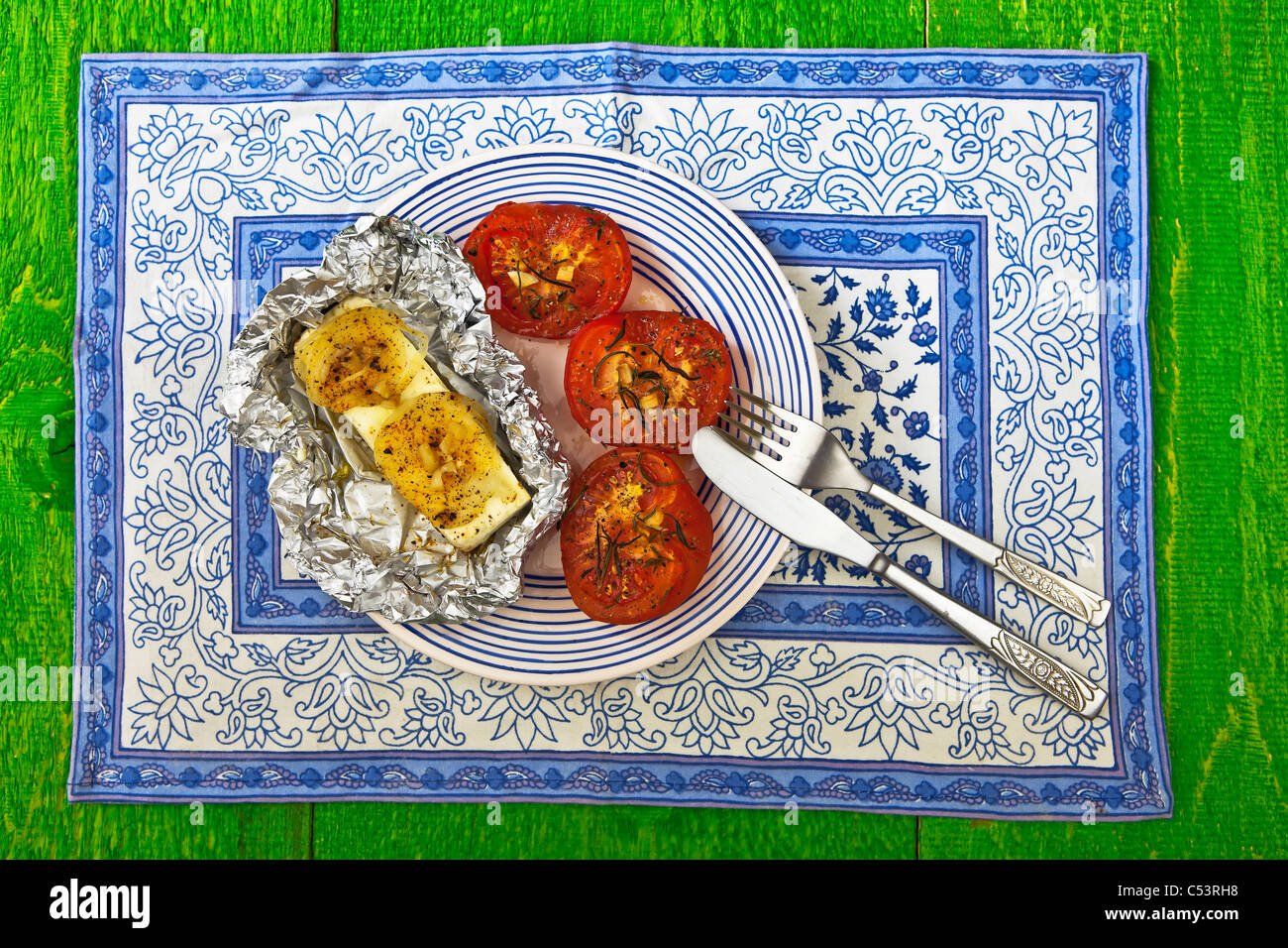 gebackene Feta-Käse mit gebackenen Tomaten Stockfoto