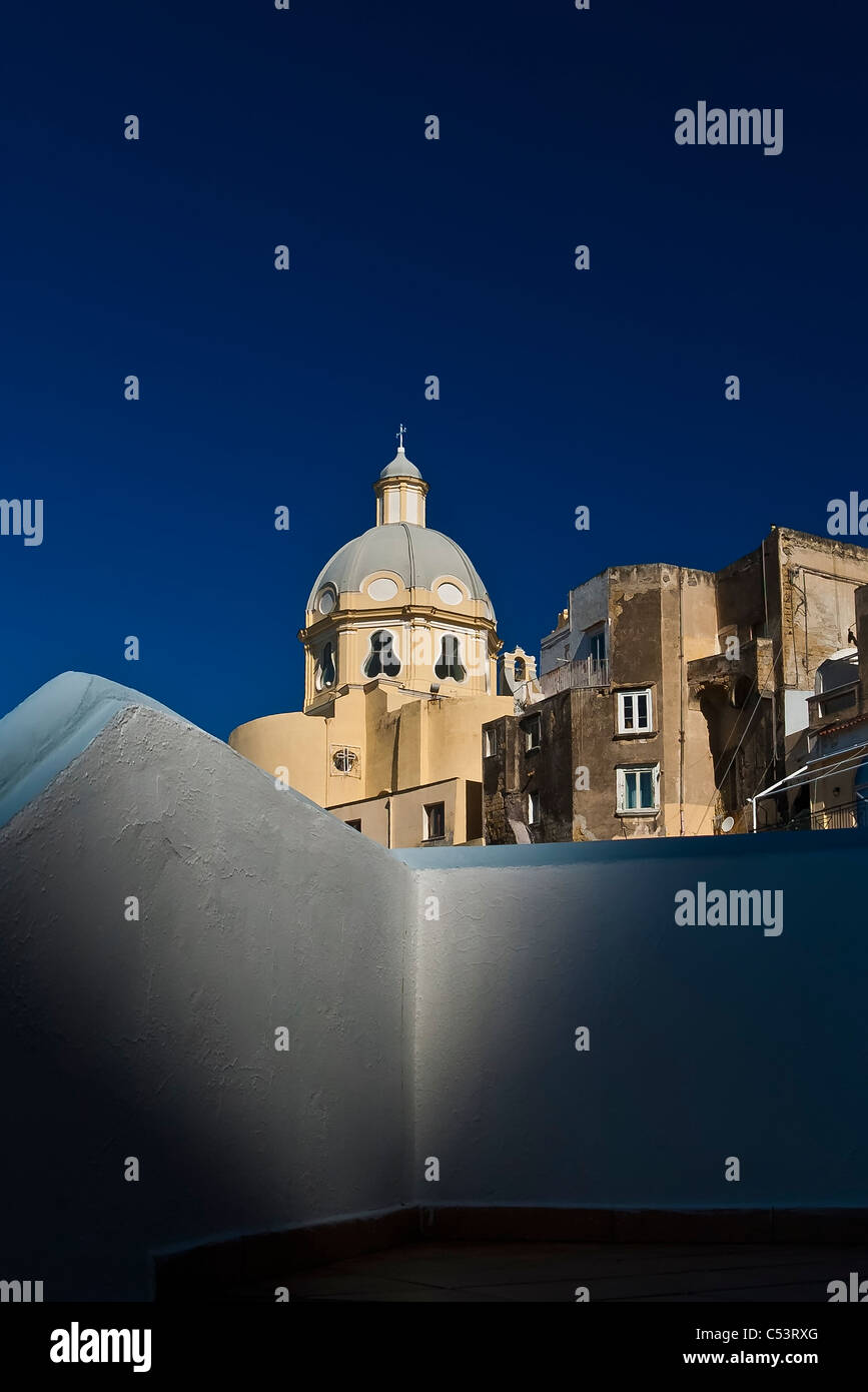 Morgenlicht auf der Kuppel des Santa Maria Delle Grazie, in Marina della Corricella, Procida, Neapel, Italien. Stockfoto