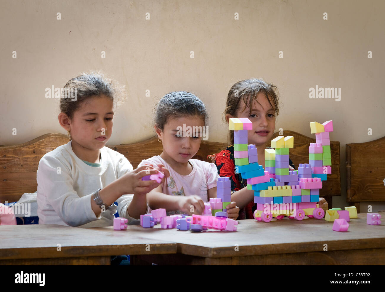 Ägypten, FAYOUM: Mädchen spielen in der Baumschule im CDA-Büro in Tawfiqiya Dorf. Stockfoto