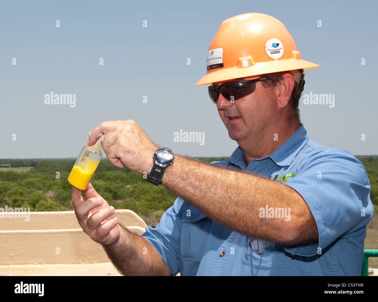 Weißen männlicher Arbeitnehmer hält eine Probe von verarbeiteten Uran in einem Uran-Aufbereitungsanlage in Texas Stockfoto