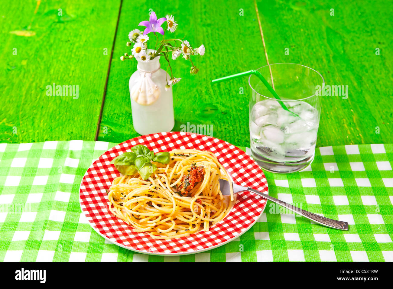 Spaghetti mit Pesto aus getrockneten Tomaten, Grana, Pecorino, Rucola, Basilikum, Pinienkernen und Knoblauch hergestellt Stockfoto
