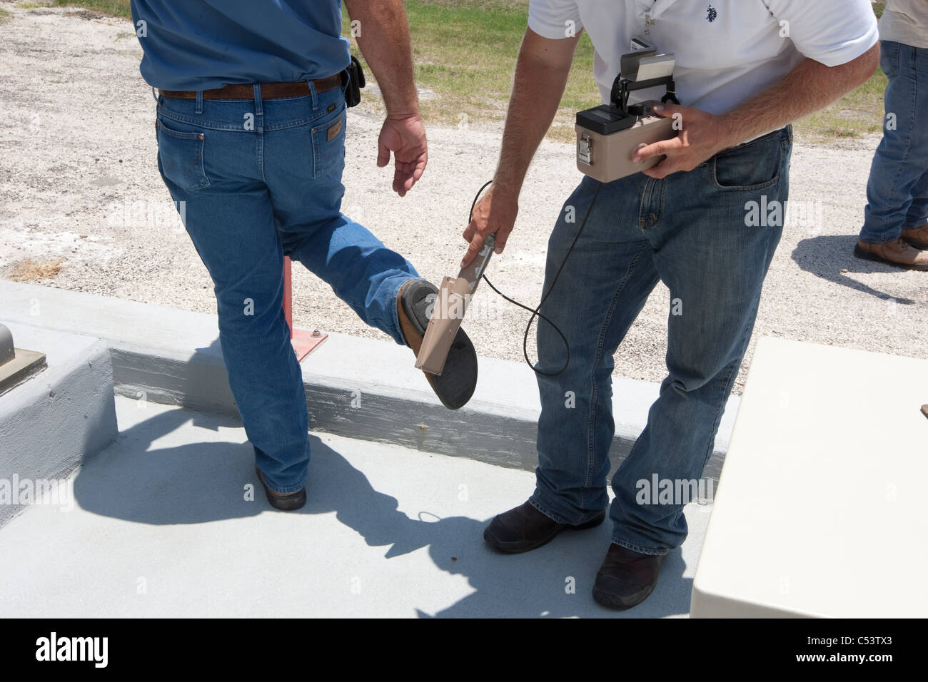 Fachkraft für Arbeitssicherheit verwendet einen Alpha-Detektor verwendet, um Arbeiter für mögliche erhöhter Strahlung in einem Uran-Aufbereitungsanlage Scannen Stockfoto