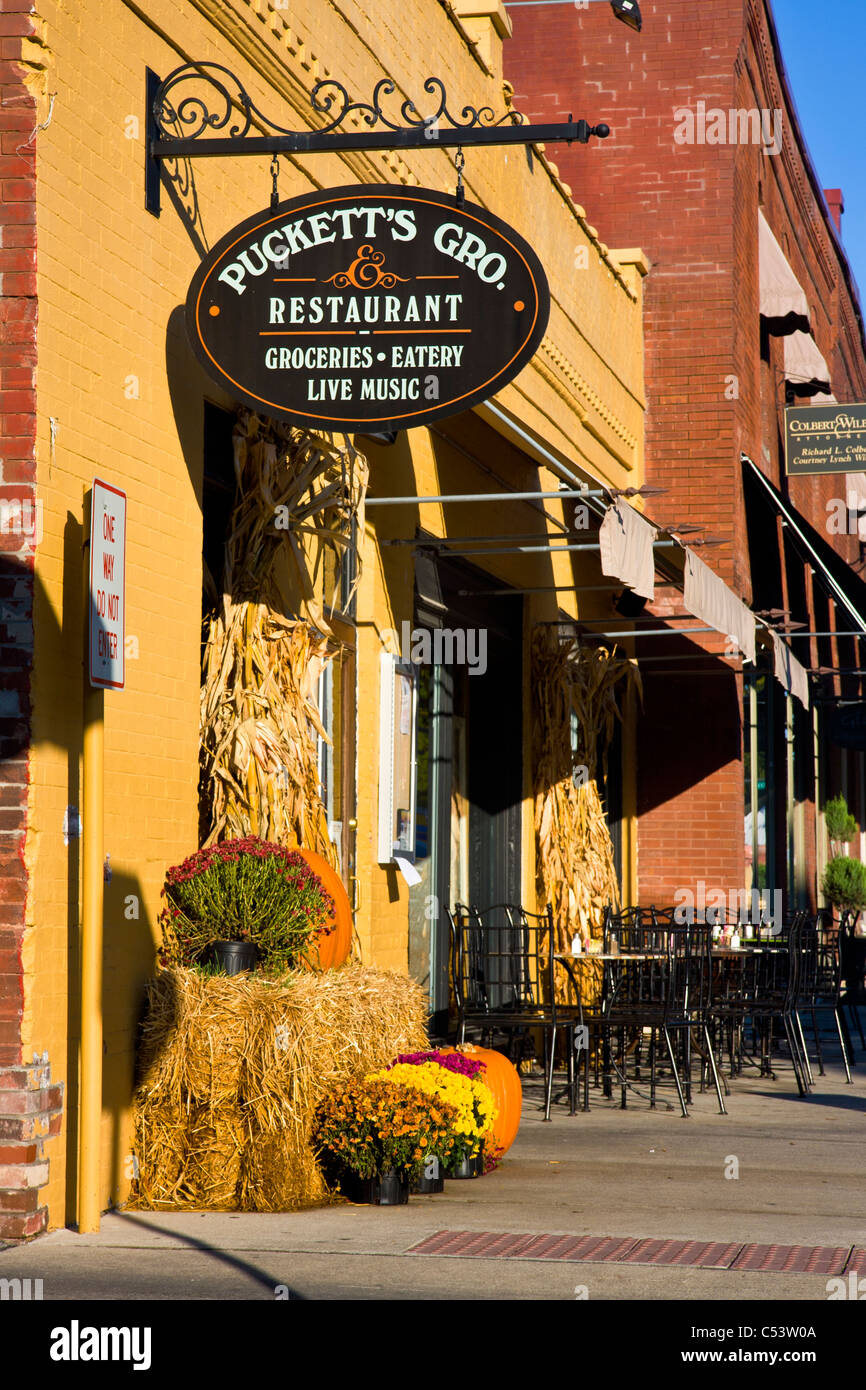 Frühen Herbstmorgen am Pucketts Lebensmittelgeschäft - berühmt für Land Essen sowie Country-Musik Veranstaltungsort, Franklin, Tennessee USA Stockfoto