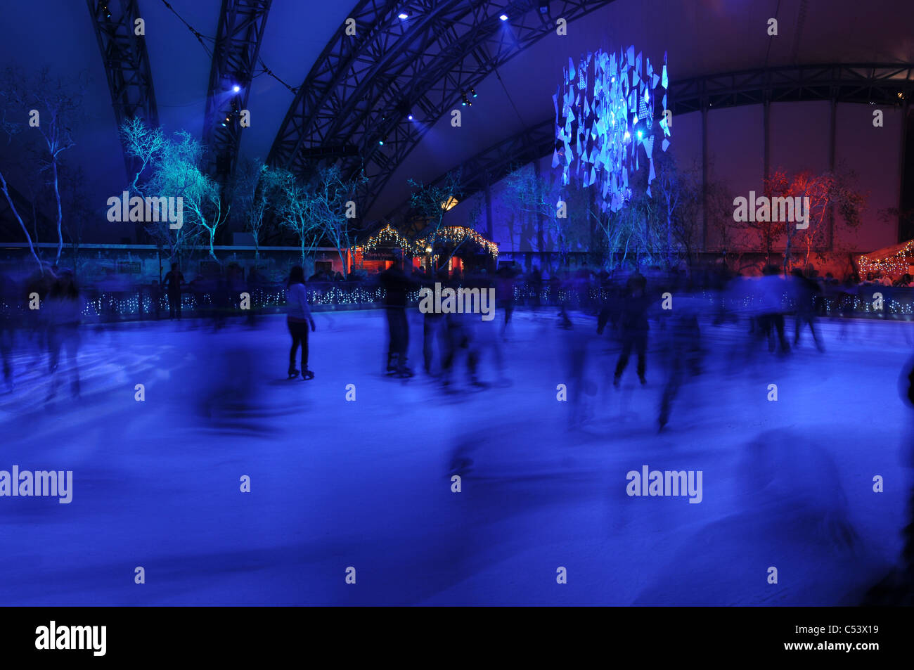 Im Winter ist das Eden Project hat eine Eisbahn für Schlittschuhläufer jeden Alters. Cornwall, Großbritannien Stockfoto