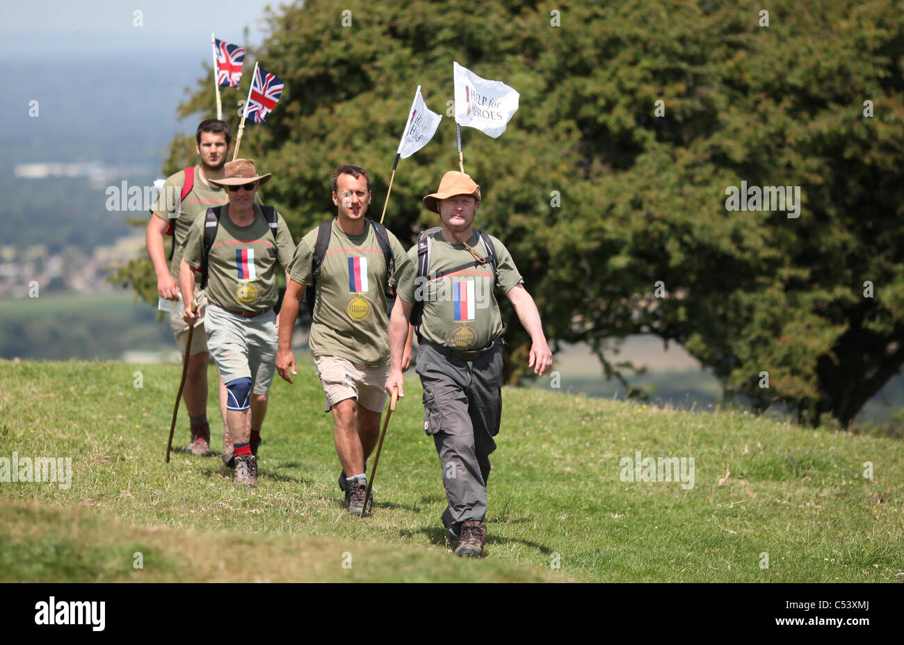 Vier Männer zu Fuß der South Downs Way für die Hilfe für Helden Charity. Bild von James Boardman. Stockfoto