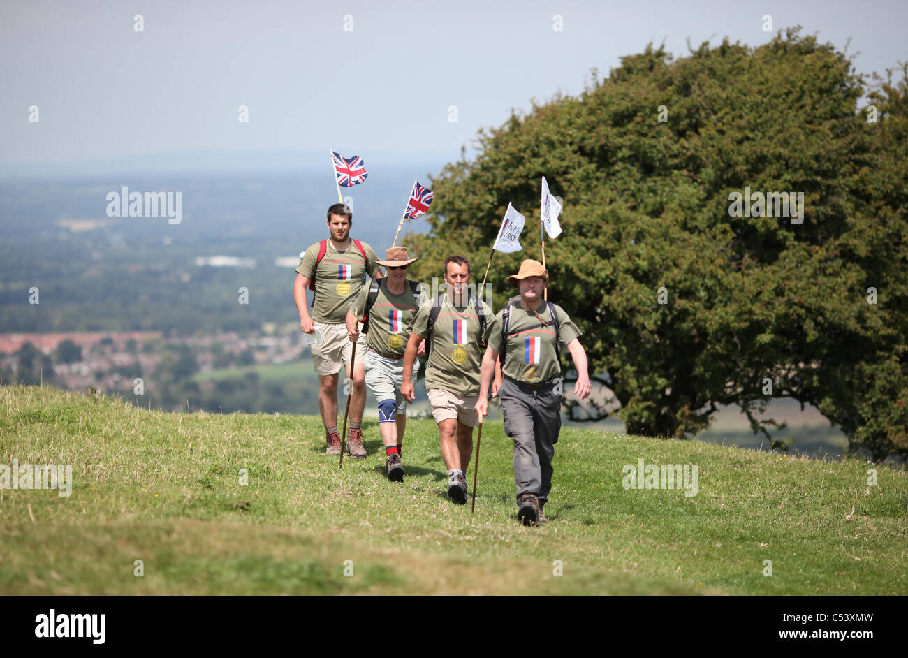 Vier Männer zu Fuß der South Downs Way für die Hilfe für Helden Charity. Bild von James Boardman. Stockfoto