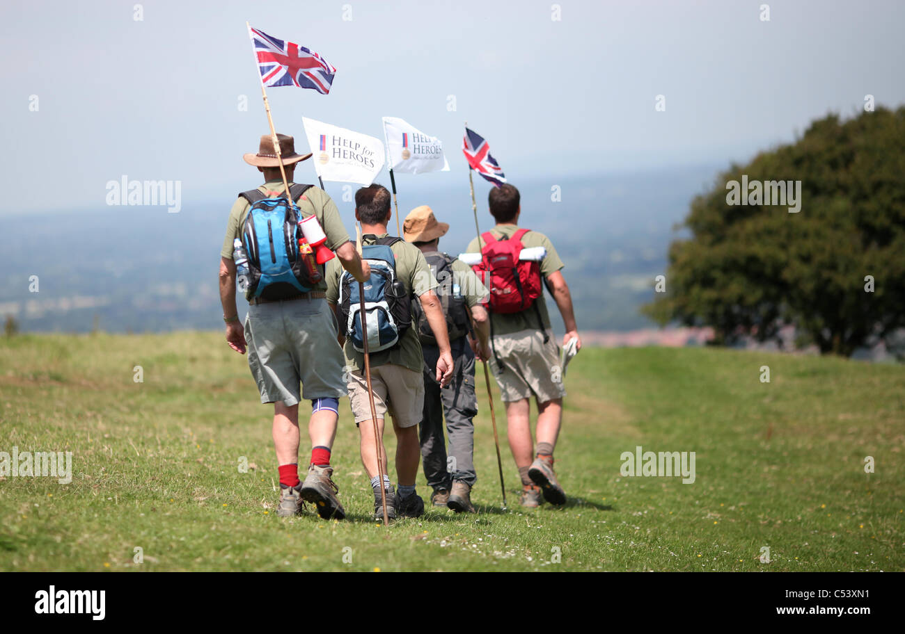 Vier Männer zu Fuß der South Downs Way für die Hilfe für Helden Charity. Bild von James Boardman. Stockfoto