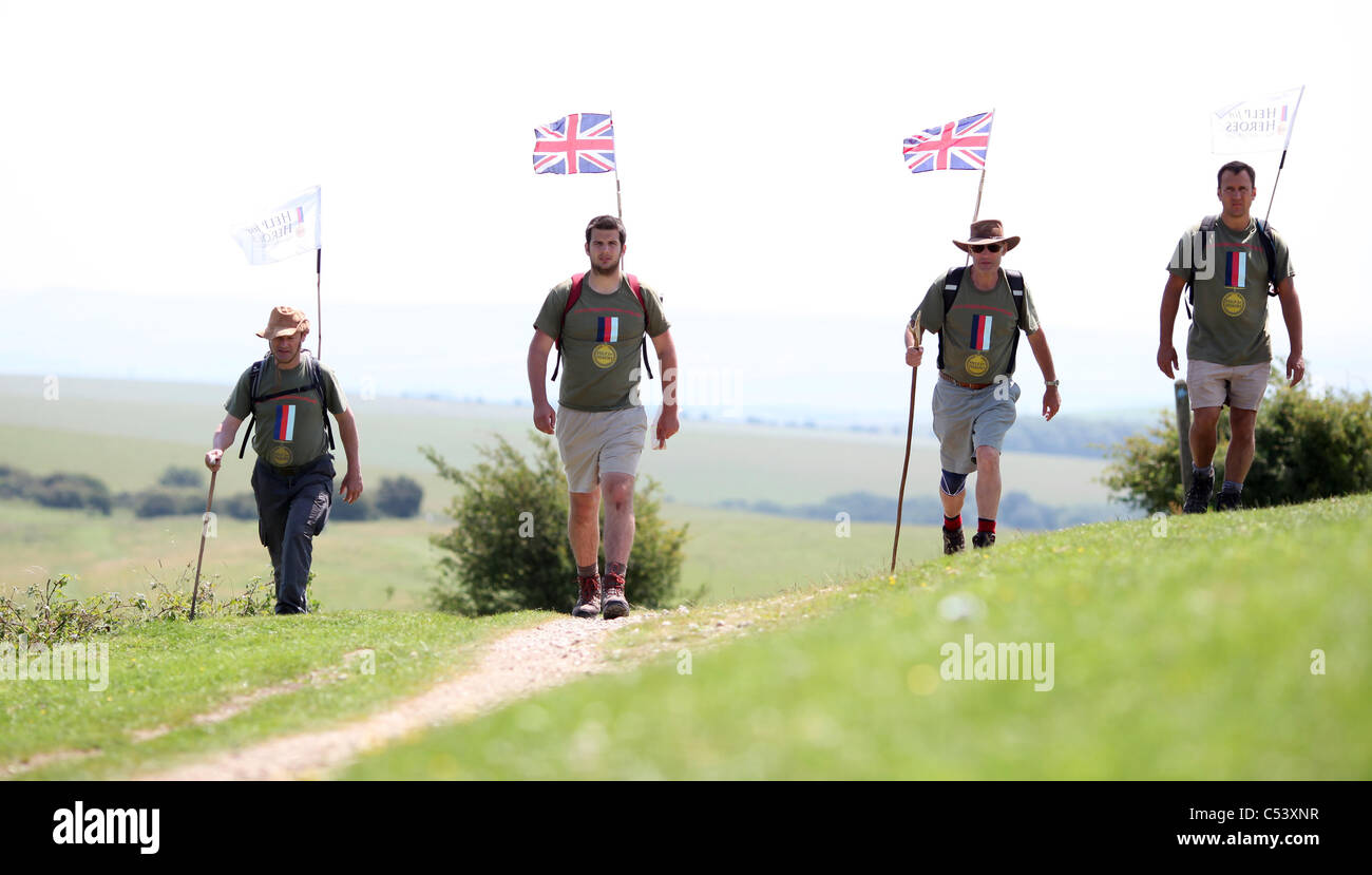 Vier Männer zu Fuß der South Downs Way für die Hilfe für Helden Charity. Bild von James Boardman. Stockfoto