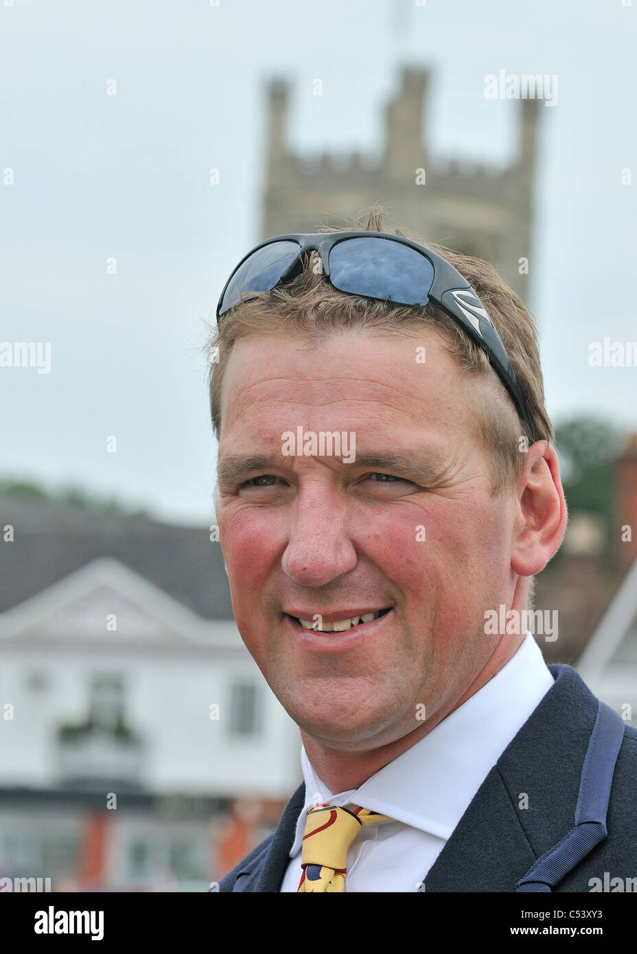 Sir Matthew Pinsent in der Henley Royal Regatta Boot Zelt Bereich mit Henley Kirche hinter, Oxfordshire, England, Großbritannien Stockfoto