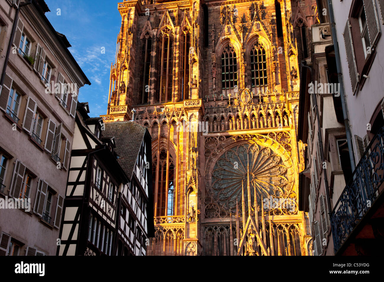 Untergehende Sonne scheint auf der gewaltigen Kathedrale Notre Dame in Straßburg, Unterrhein, Elsass, Frankreich Stockfoto