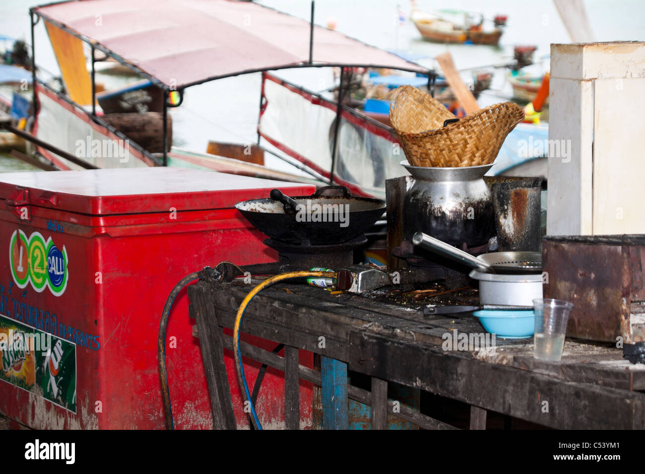 Detail der Küche im Sea Gypsy Village in Phi Phi Island, Thailand. Stockfoto