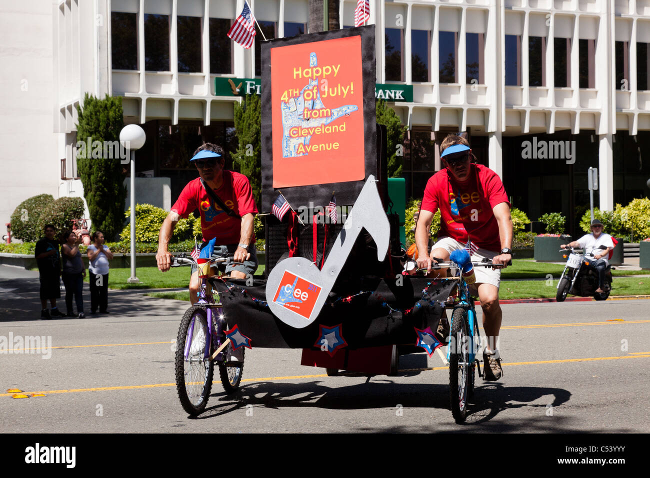 SAN JOSE, CA, USA - Juli 4: 4. Juli Rose, weiße und blaue Parade. Es ist eine zwei Meilen-Route, die durch einige große alte Ne schlängelt Stockfoto