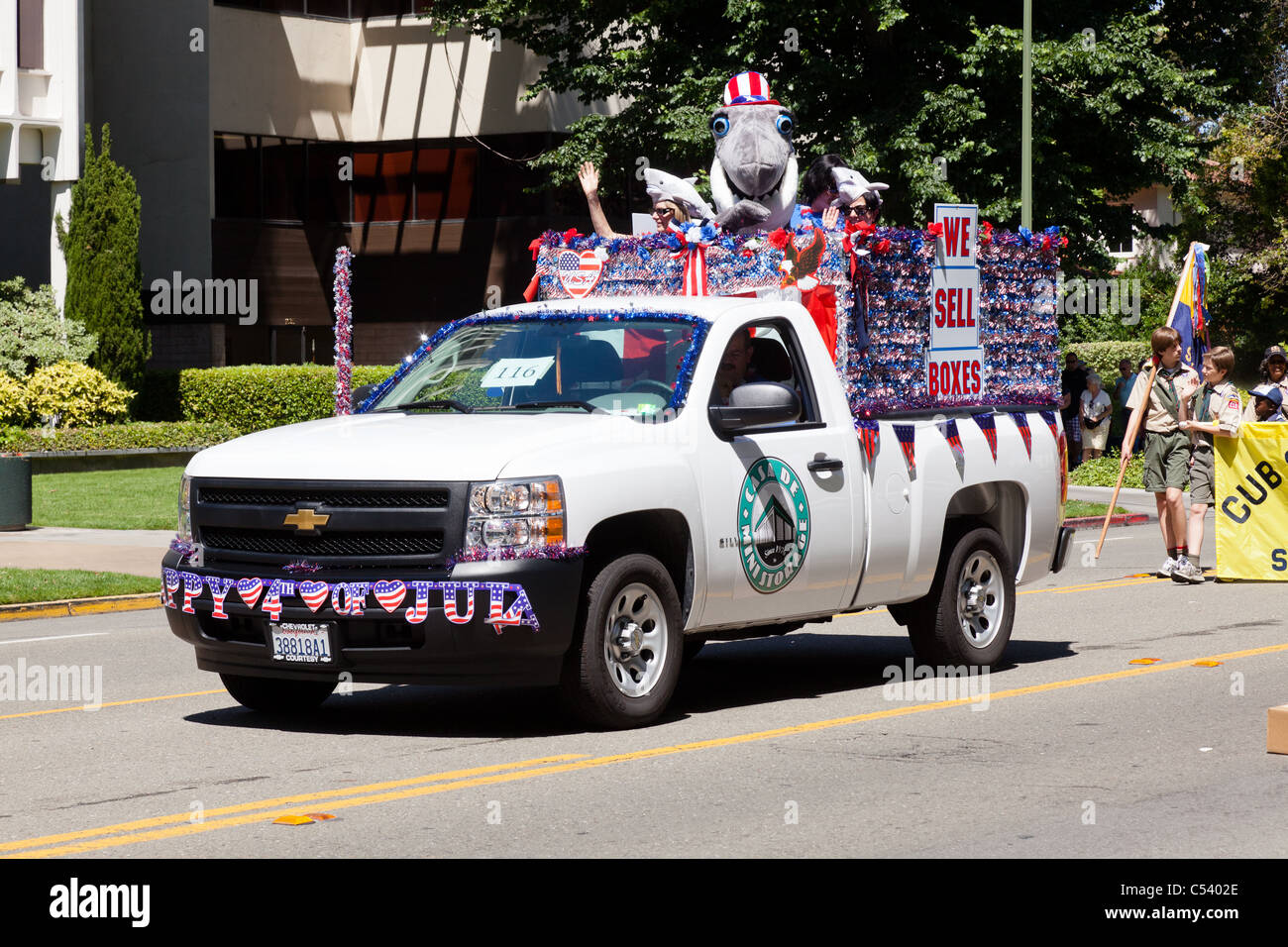 SAN JOSE, CA, USA - Juli 4: 4. Juli Rose, weiße und blaue Parade. Es ist eine zwei Meilen-Route, die durch einige große alte Ne schlängelt Stockfoto