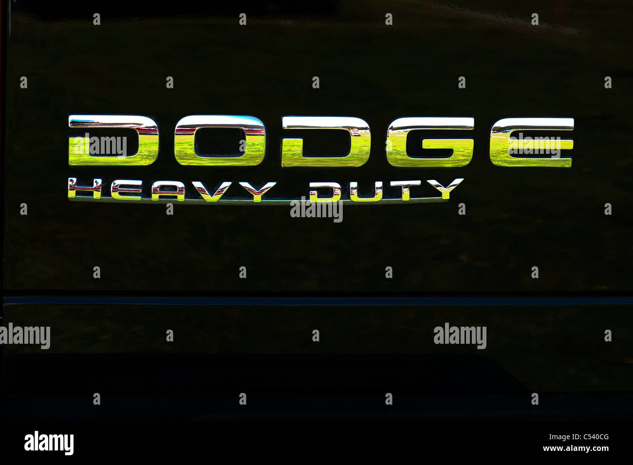 Chrom-Dodge Heavy Duty-Namensschild auf einer schwarzen Tafel Stockfoto
