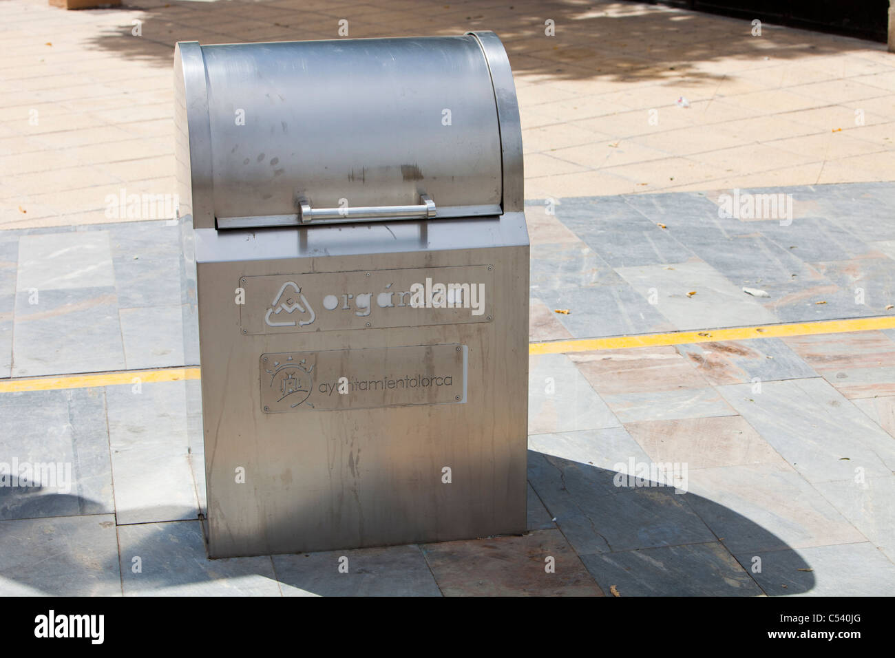 Eine unterirdische verweigern bin für organische Angelegenheit wo Haushalte ihren Müll in Lorca, Spanien kippen können. Stockfoto