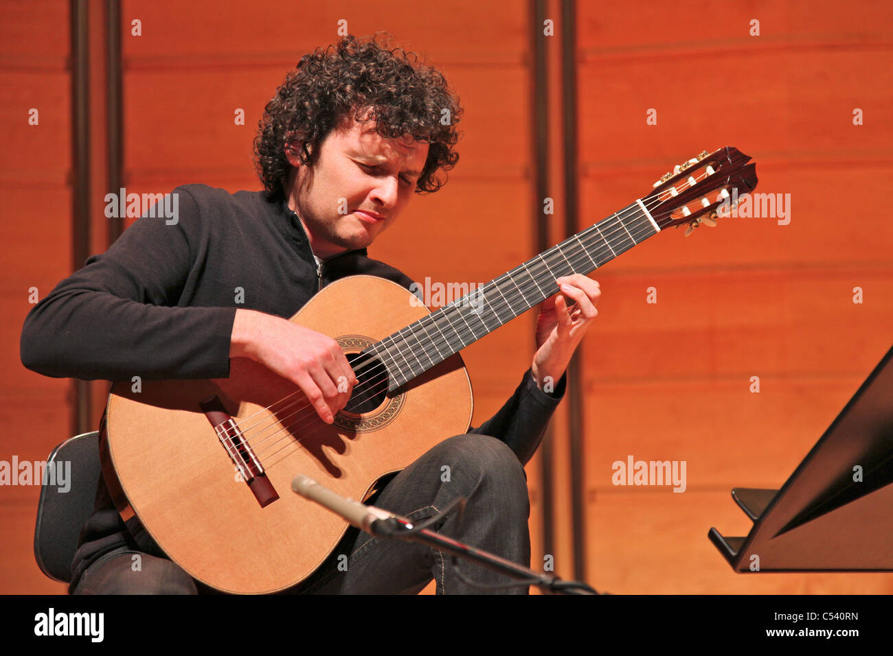 Klassischer Gitarrist Slava Grigoryan erklingt in City Recital Hall Engel Ort, Sydney. Stockfoto