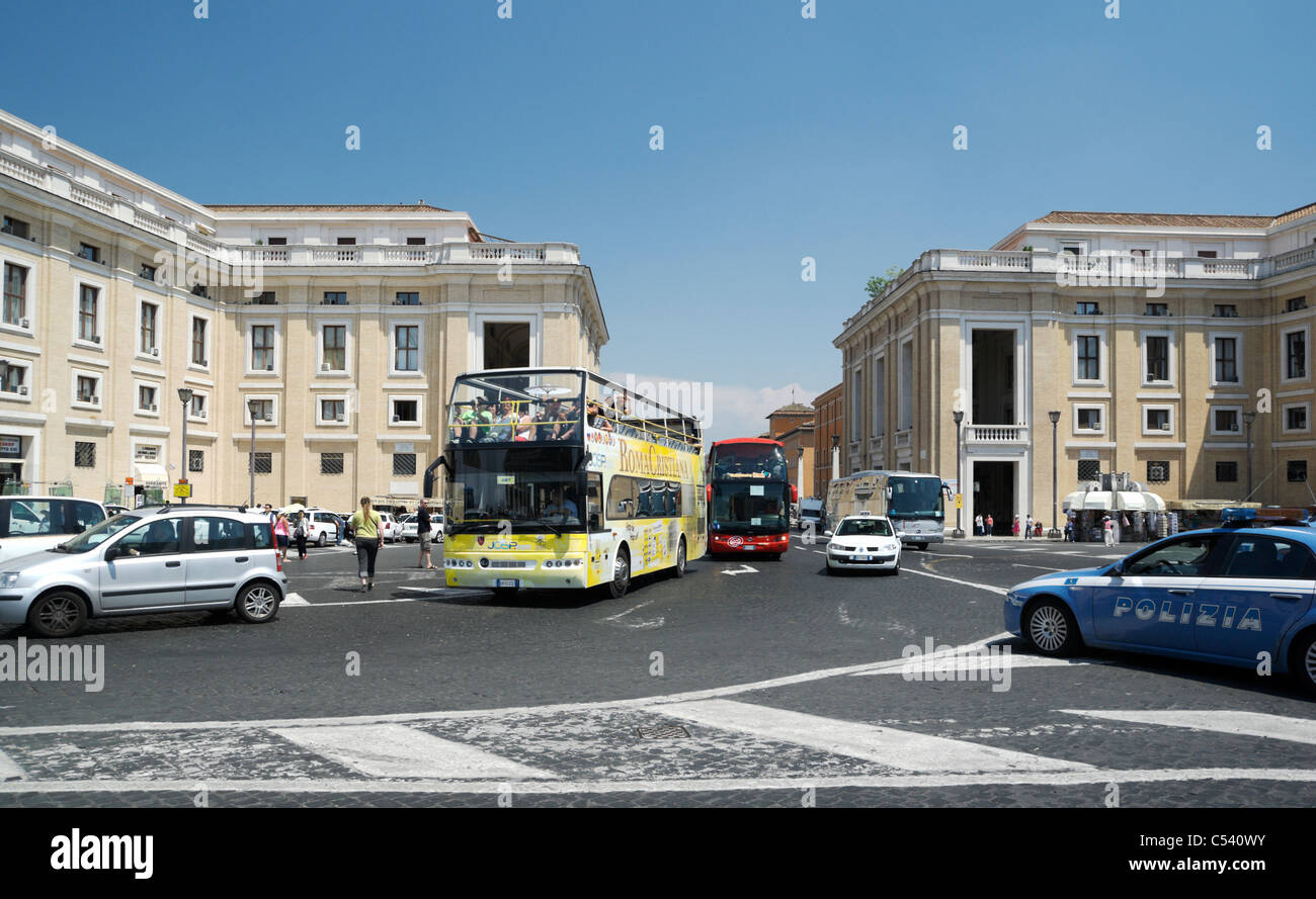 Via della Conciliazione von St Peter Platz mit Touristen-Busse, Polizei und Passerbies gesehen. Stockfoto
