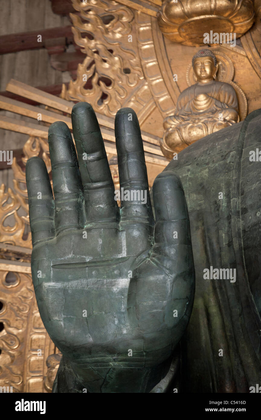 Nahaufnahme von einer Hand des Buddha-Statue im Todaiji Tempel, Nara, Japan Stockfoto