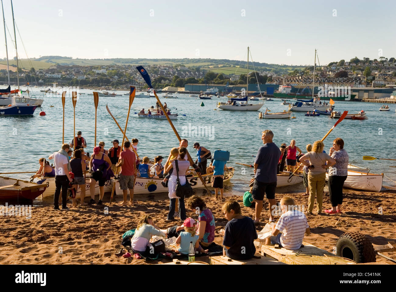 Gig-Ruderer, die Vorbereitungen für den lokalen racing, Teignmouth, Devon, England, UK Stockfoto