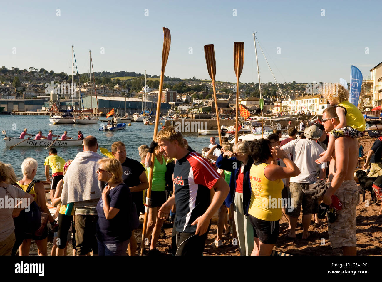 Gig-Ruderer, die Vorbereitungen für den lokalen racing, Teignmouth, Devon, England, UK Stockfoto