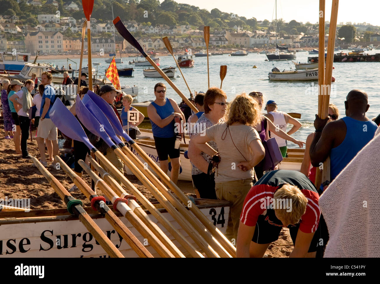 Gig-Ruderer, die Vorbereitungen für den lokalen racing, Teignmouth, Devon, England, UK Stockfoto
