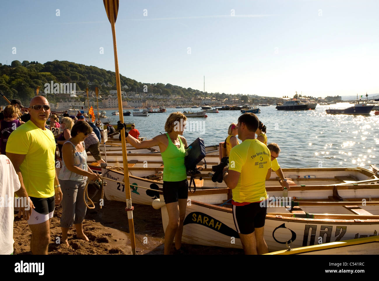 Gig-Ruderer, die Vorbereitungen für den lokalen racing, Teignmouth, Devon, England, UK Stockfoto