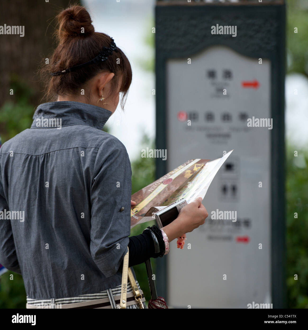 Frau mit einem Papier im Glover Garden, Nagasaki, Japan Stockfoto