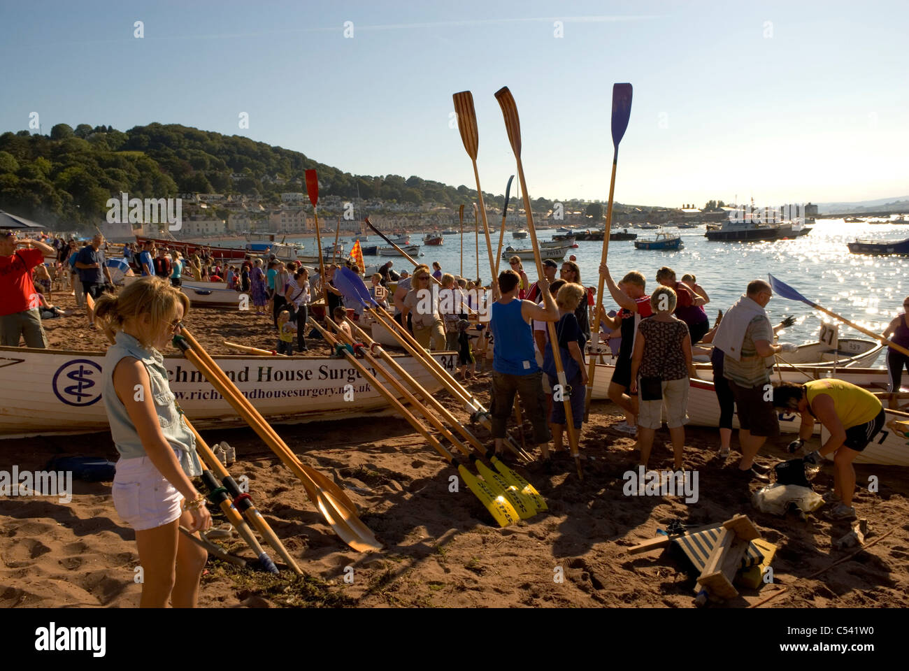 Gig-Ruderer, die Vorbereitungen für den lokalen racing, Teignmouth, Devon, England, UK Stockfoto