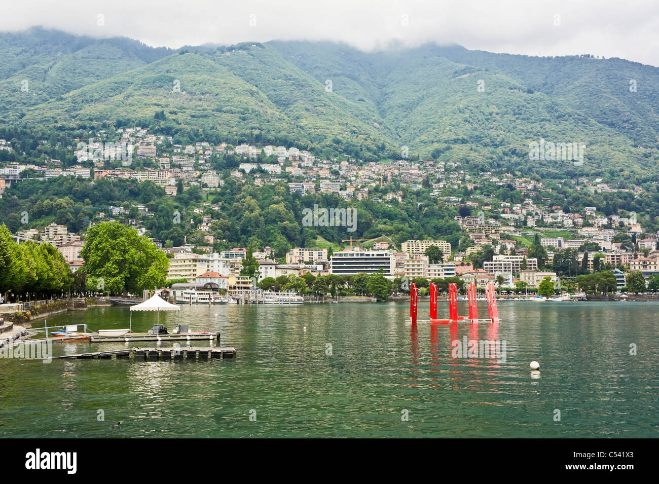 Locarno in der Schweiz von den Ufern des Lago Maggiore Stockfoto