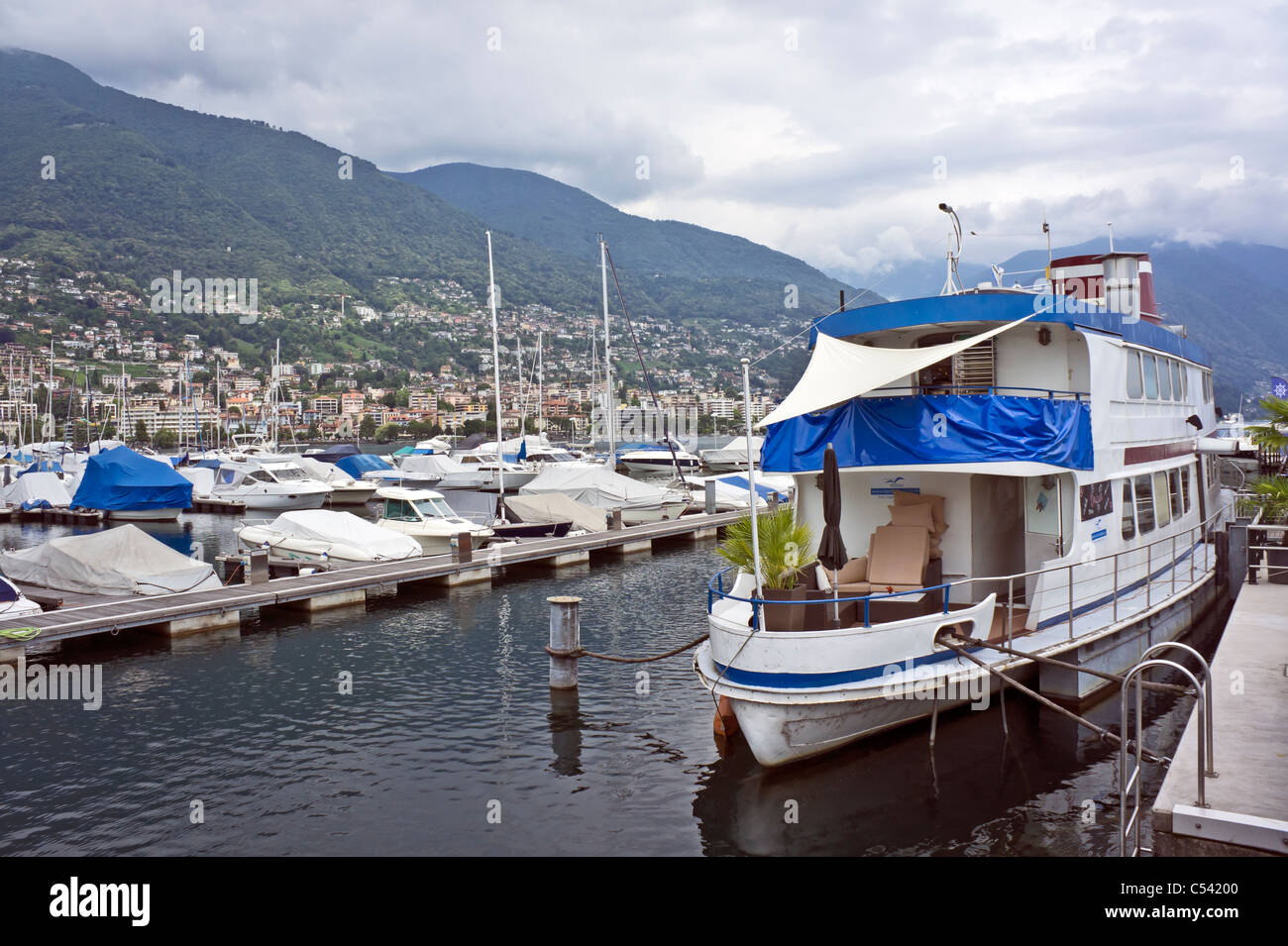 Ristorante Balena auf einem Boot vor Anker im Hafen von Locarno am Lago  Maggiore in der Schweiz Stockfotografie - Alamy