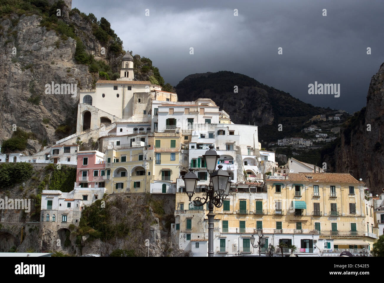 Blick auf den Hang Amalfi aus dem Meer, die Halbinsel von Sorrent, Kampanien, Italien Stockfoto
