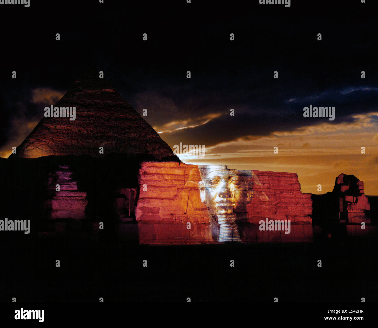 Die Pyramiden von Gizeh, Kairo, Ägypten. Mit Son Et Lumiere-Show am Abend. Stockfoto