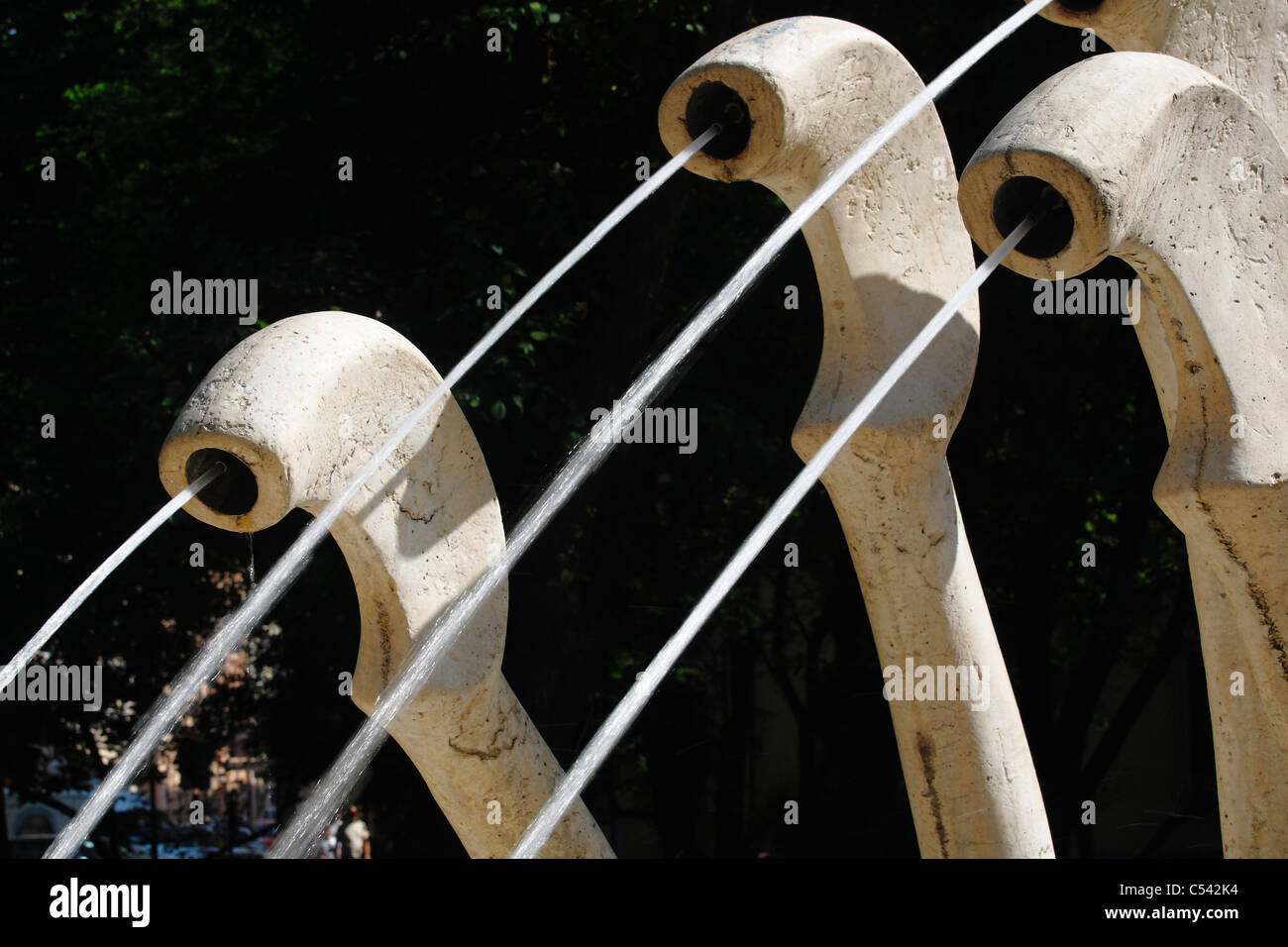 Wasser-Brunnen "Chopin Klavier" - Skulptur von Maria Jarema (konfektionierte von Wanda Czelkowska) in Krakau, Polen. Stockfoto