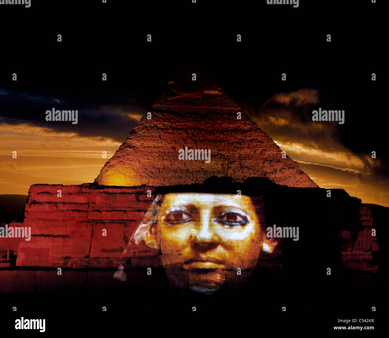 Die Pyramiden von Gizeh, Kairo, Ägypten. Mit Son Et Lumiere-Show am Abend. Stockfoto