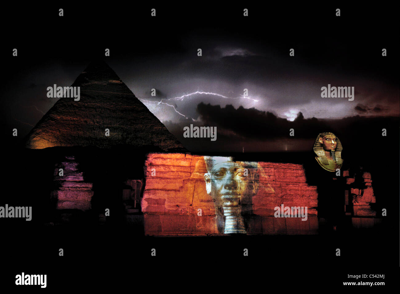 Die Pyramiden von Gizeh, Kairo, Ägypten. Mit Son Et Lumiere-Show in der Nacht und Blitzschlag. Stockfoto