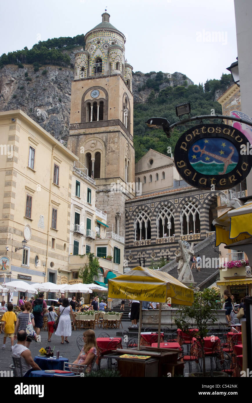 Altstädter Ring und Eintritt in die Kathedrale von St. Andrew (Andrea) oder den Dom, Amalfi, Kampanien, Italien Stockfoto