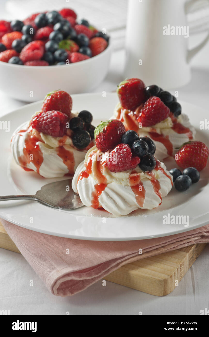 Baiser-Nester mit Früchten und Sahne Stockfoto