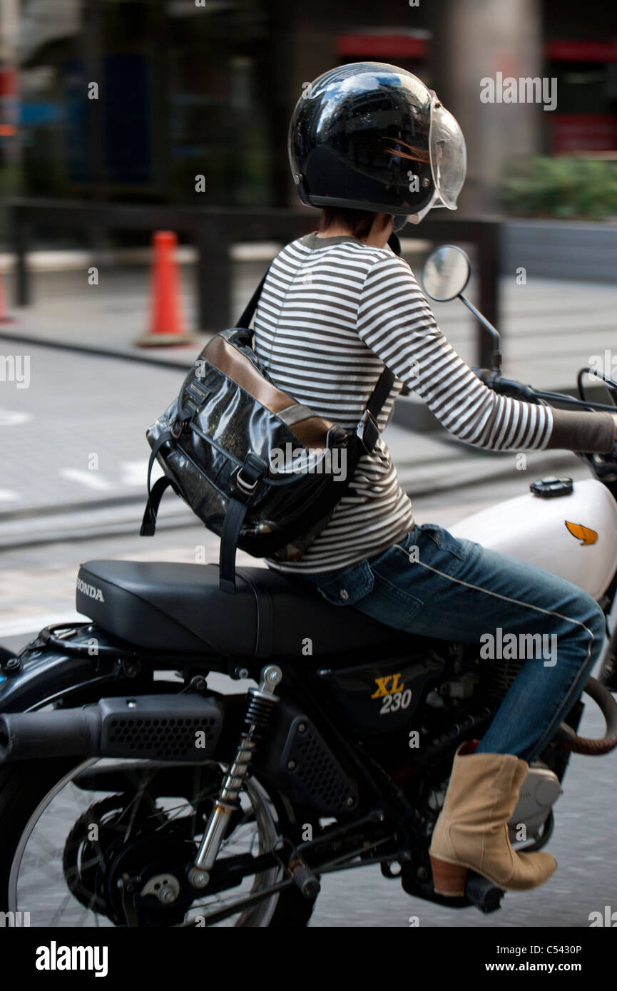 Frau auf einem Motorrad, Tokyo, Japan Stockfoto