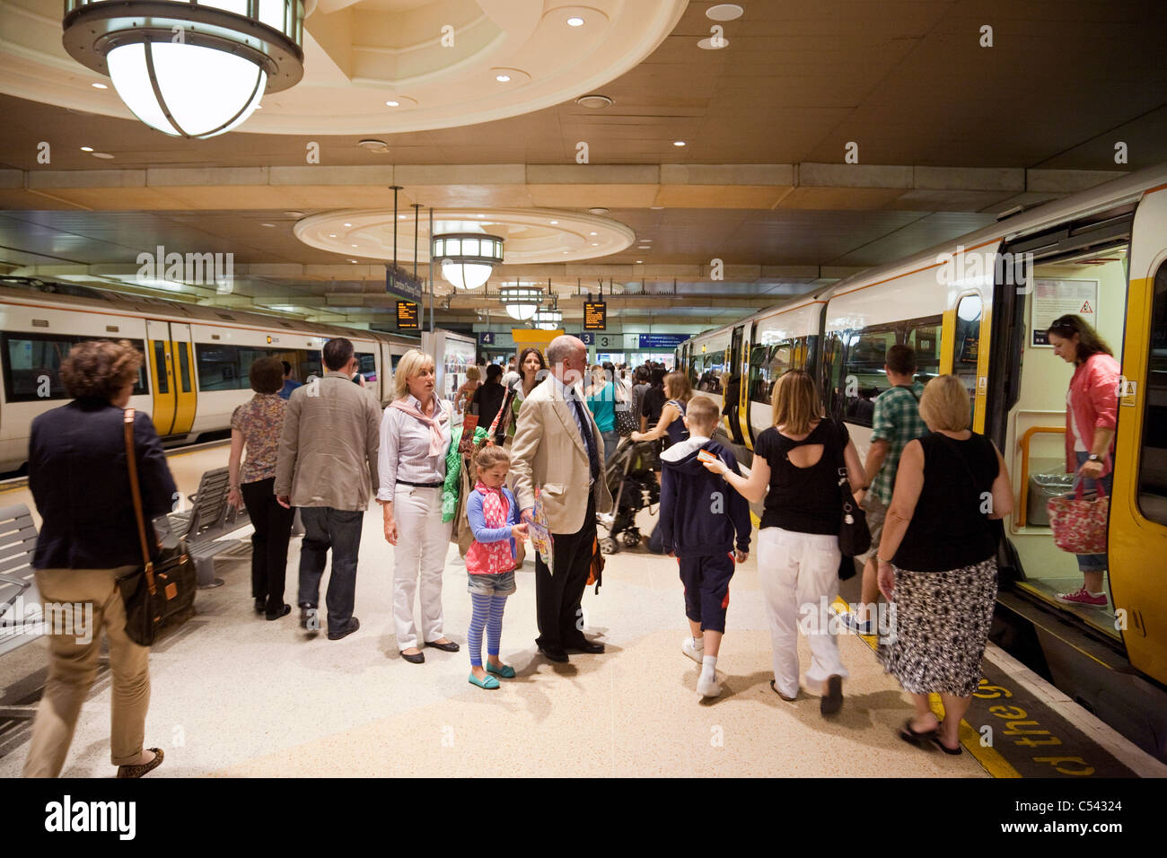 Züge am Bahnsteig, Bahnhof Charing Cross, London UK Stockfoto
