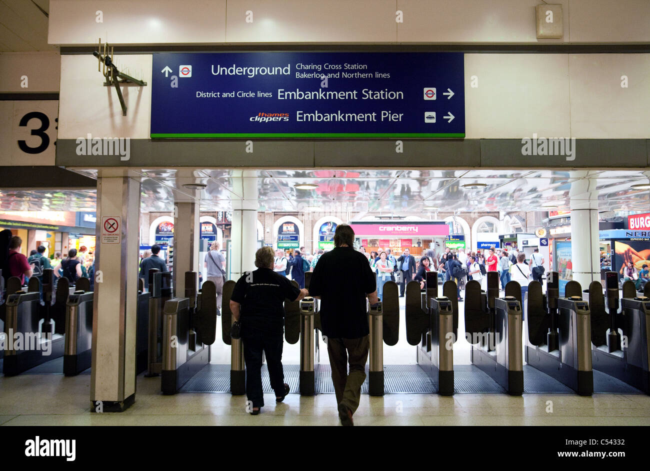 Passagiere, die Plattform zu verlassen, am Bahnhof Charing Cross, London UK Stockfoto