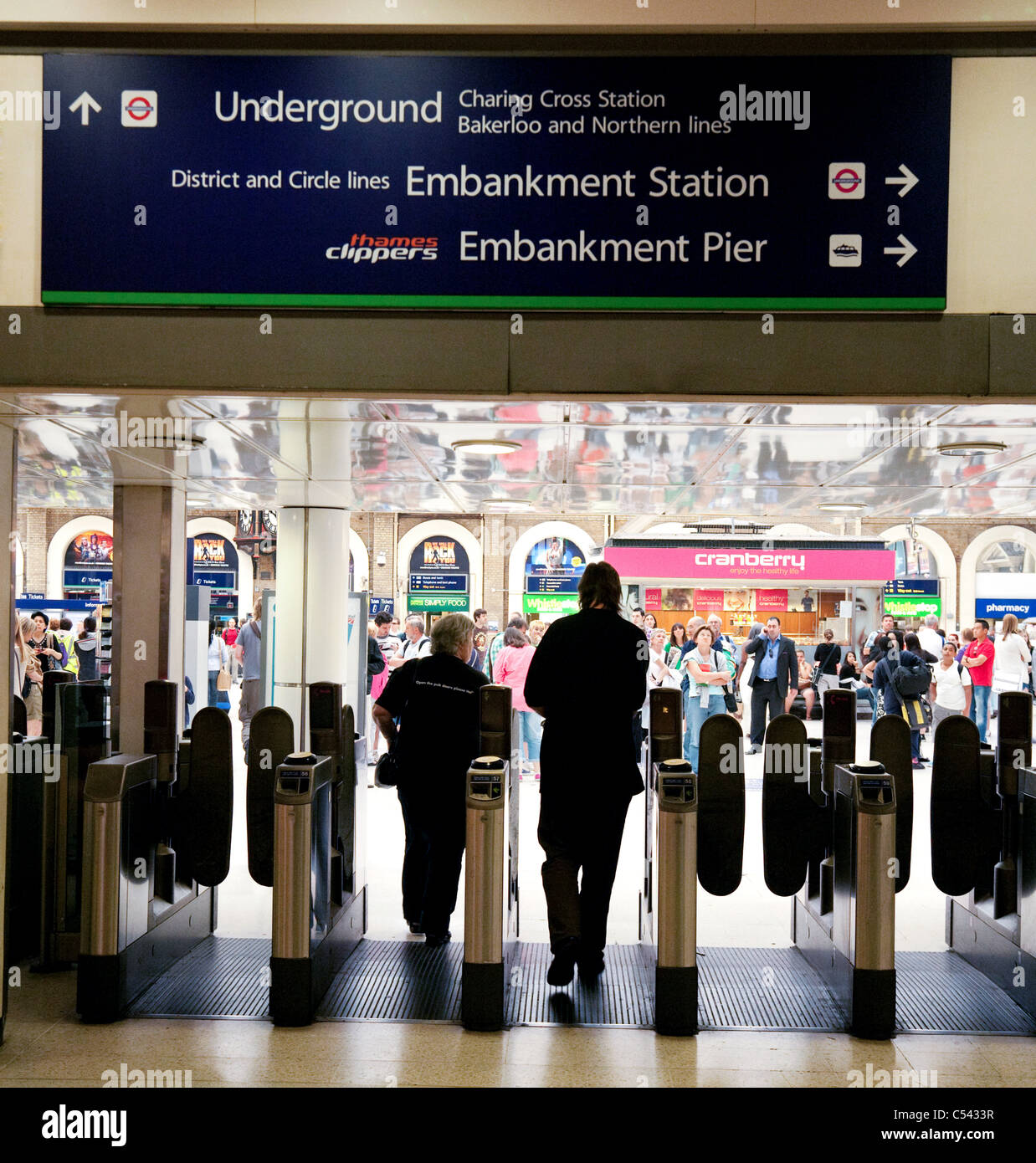 Passagiere, die Plattform zu verlassen, am Bahnhof Charing Cross, London UK Stockfoto