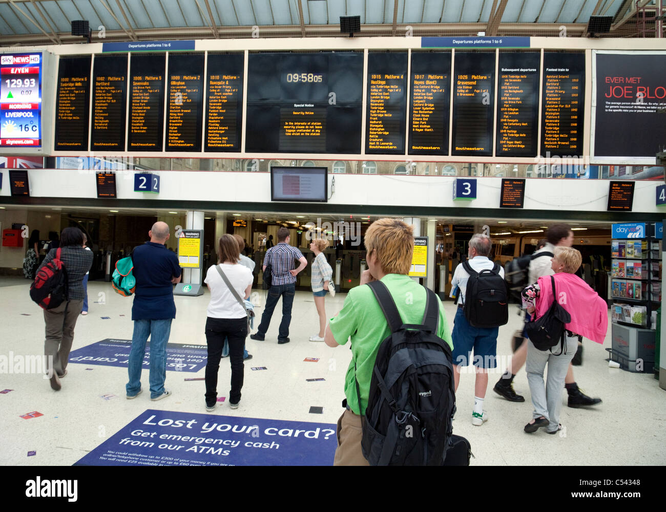 Passagiere warten auf einen Zug von London Charing Cross Station London, Großbritannien Stockfoto