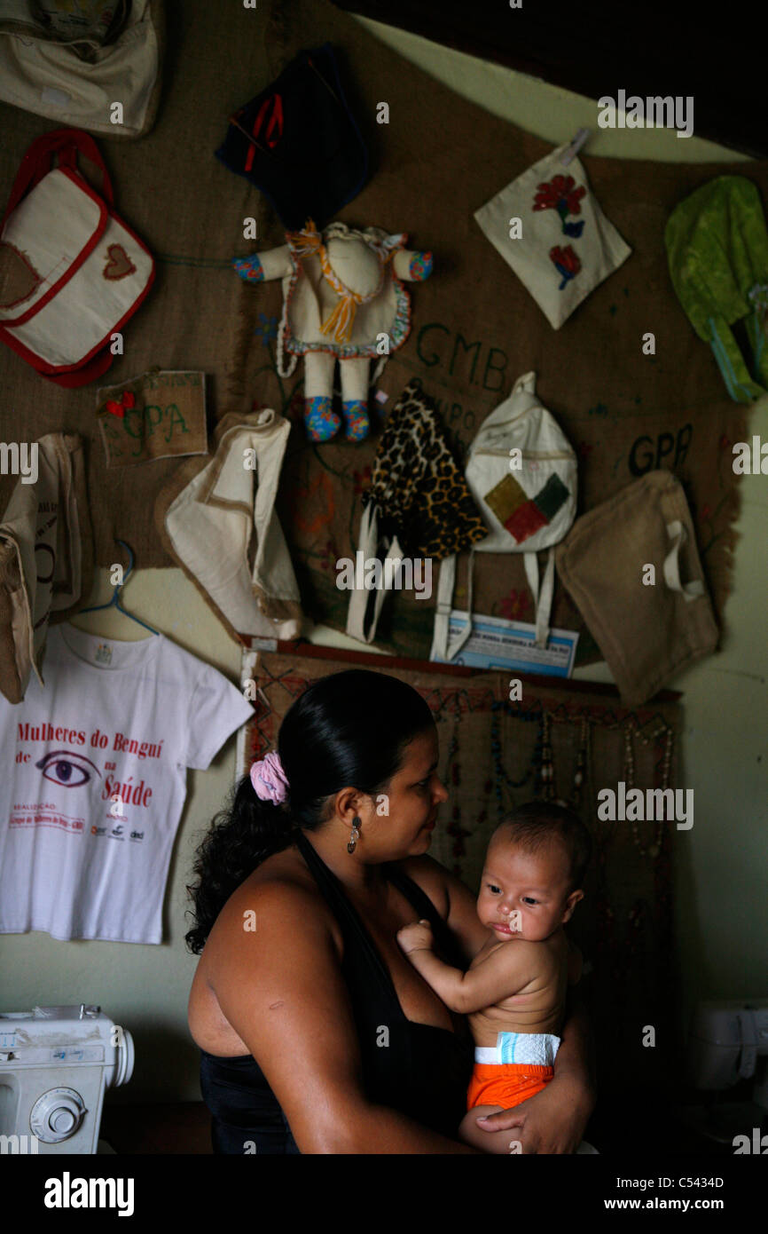 Richard Reed, Gründer von Innocent Drinks besuchen Mitglieder einer Damen Schmuck Gruppe, unterstützt durch "Sambozan" (brasilianische NGO). Stockfoto