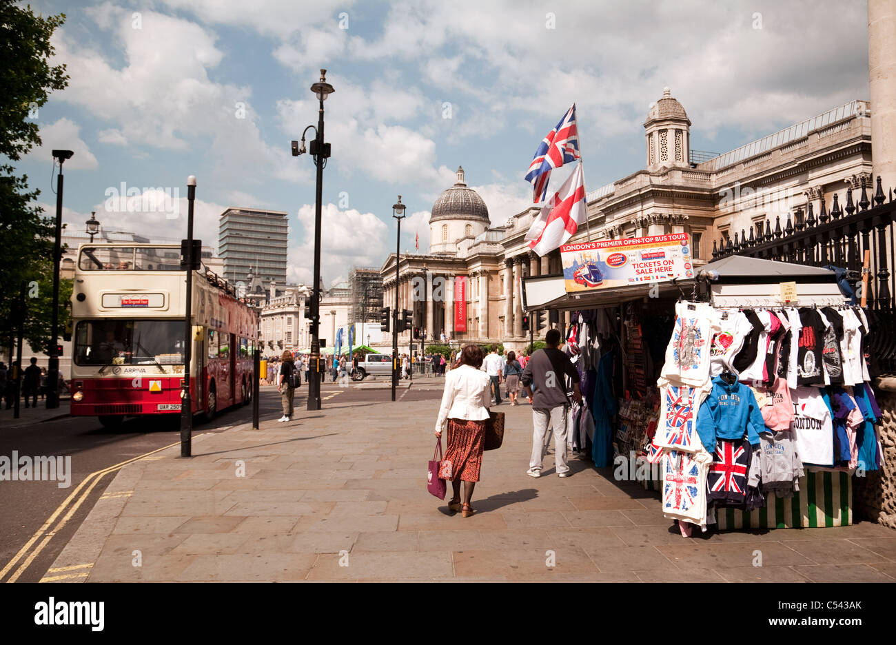 London Tourism; Touristenstand und Tourbus am Trafalgar Square, Stadtzentrum London, Großbritannien Stockfoto