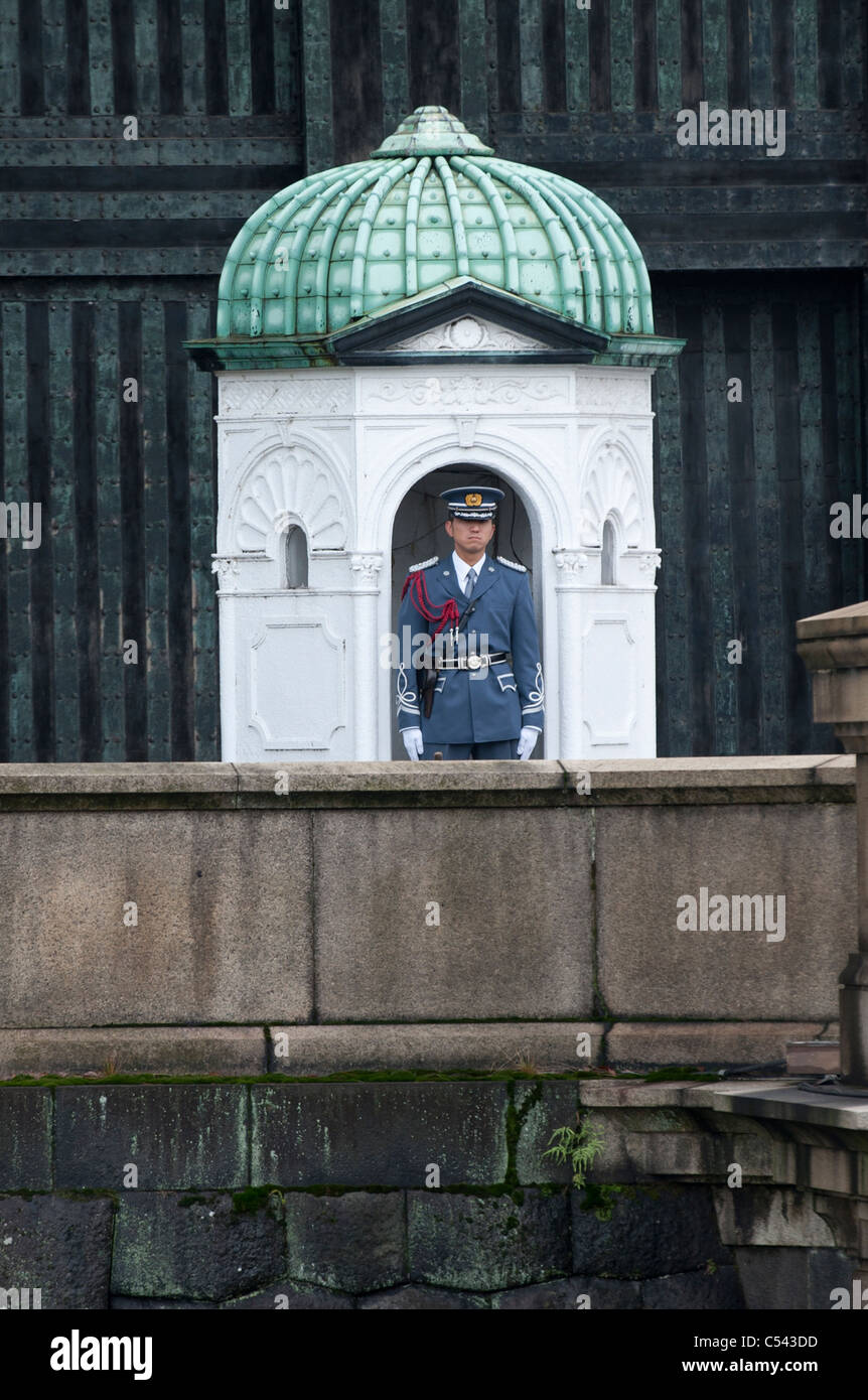 Security Guard in der Hofburg, Tokyo, Japan Stockfoto