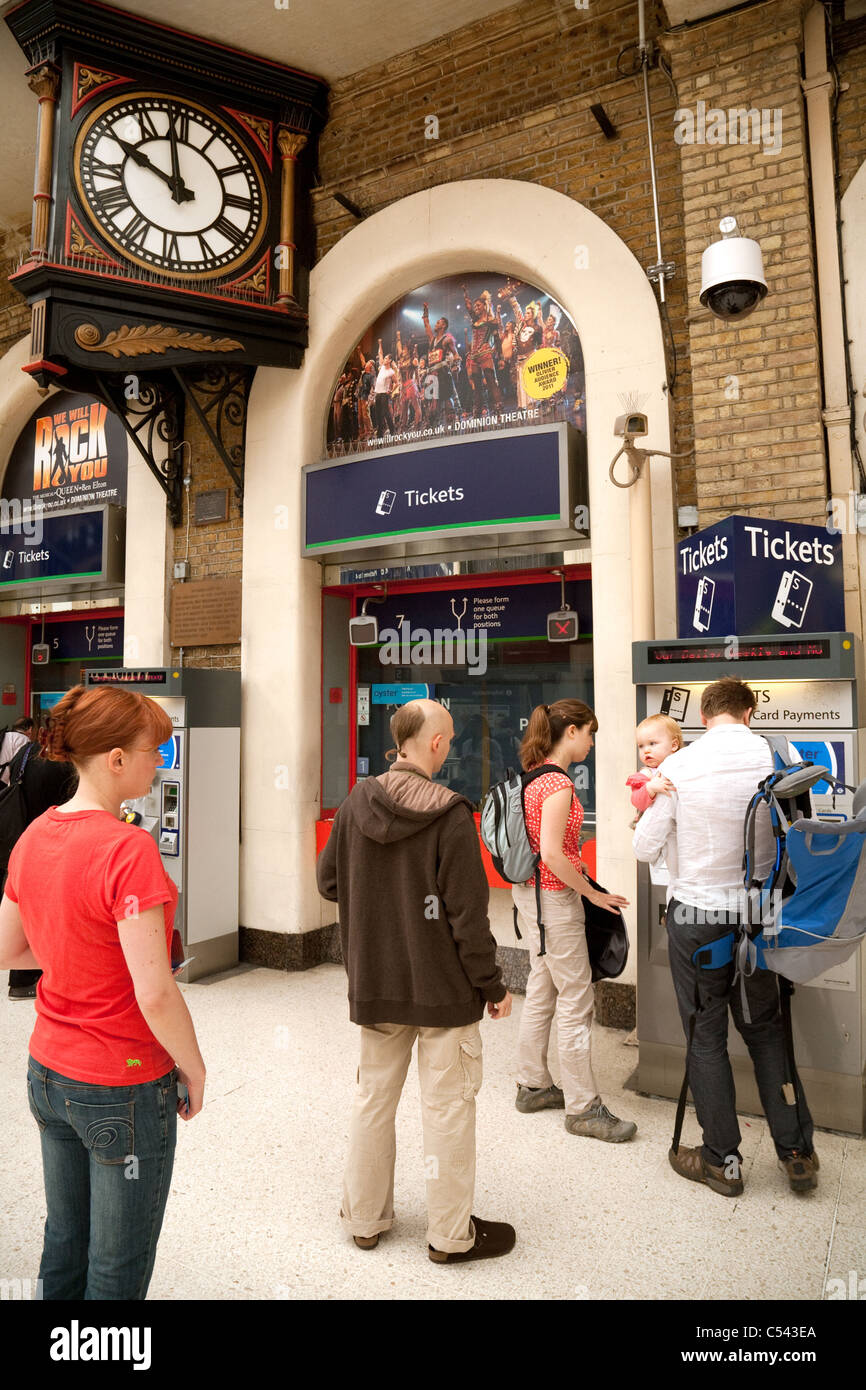 Reisende, kaufen Tickets im Zug Fahrkartenautomaten, Bahnhof Charing Cross, London UK Stockfoto