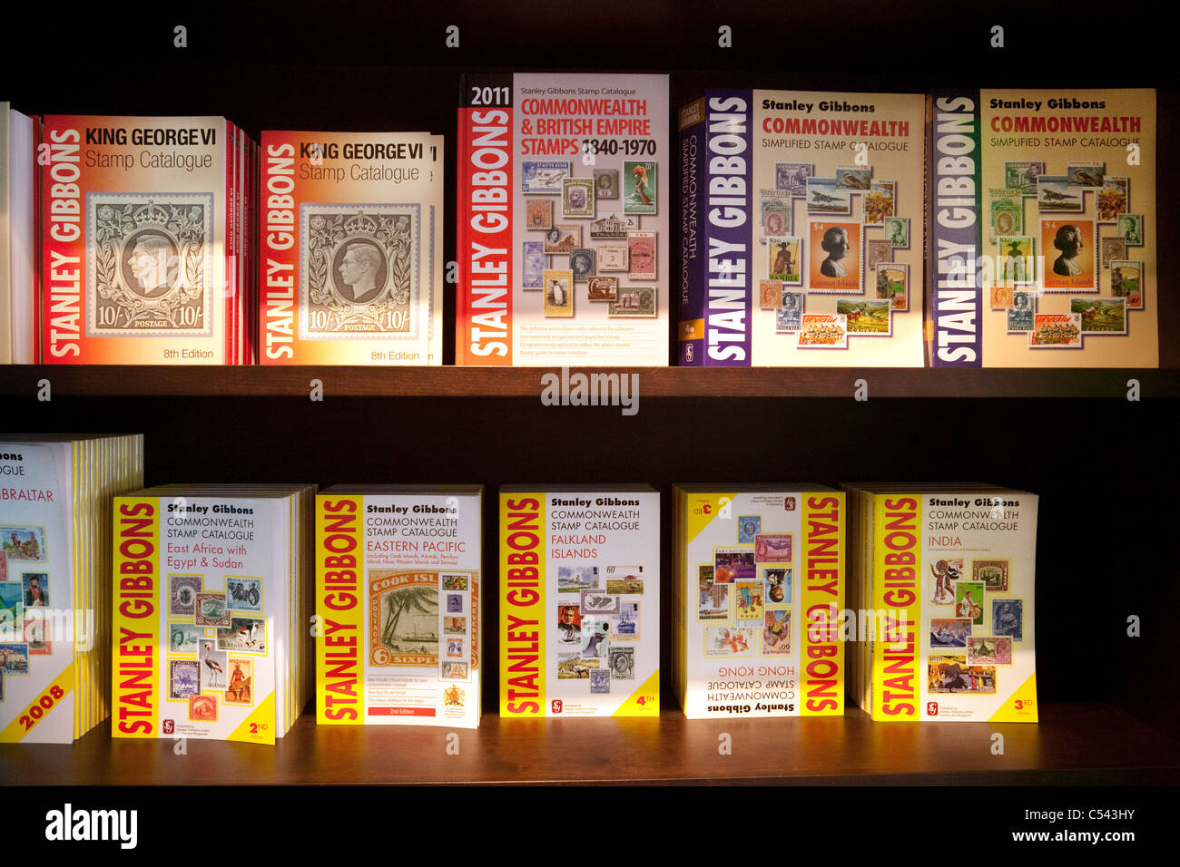 Stempeln Sie Kataloge auf dem Regal im Stanley Gibbons Store am Strand, London UK Stockfoto