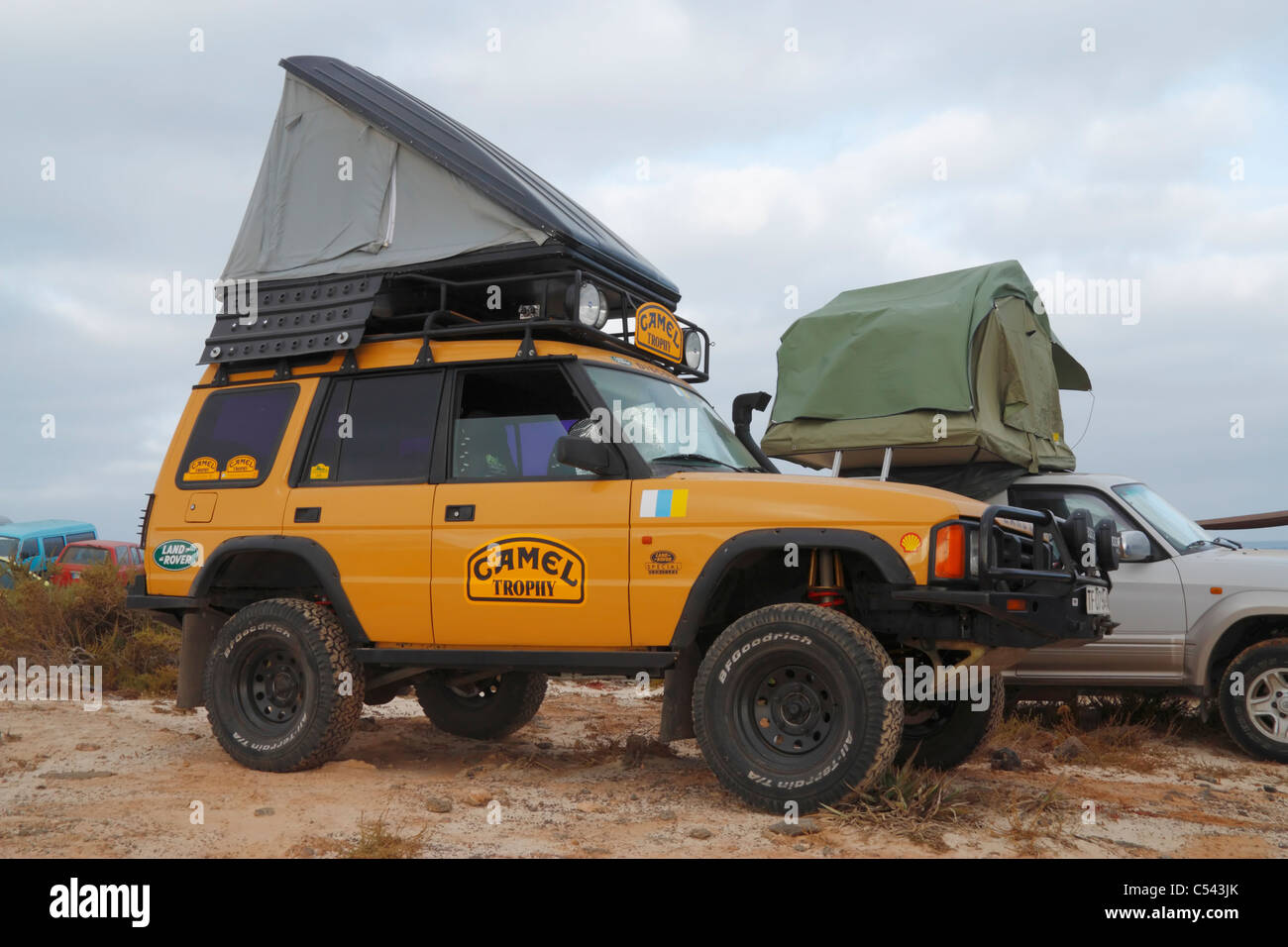 Land Rover Discovery mit Dachzelt am Strand auf Fuerteventura, Kanarische Inseln, Spanien Stockfoto