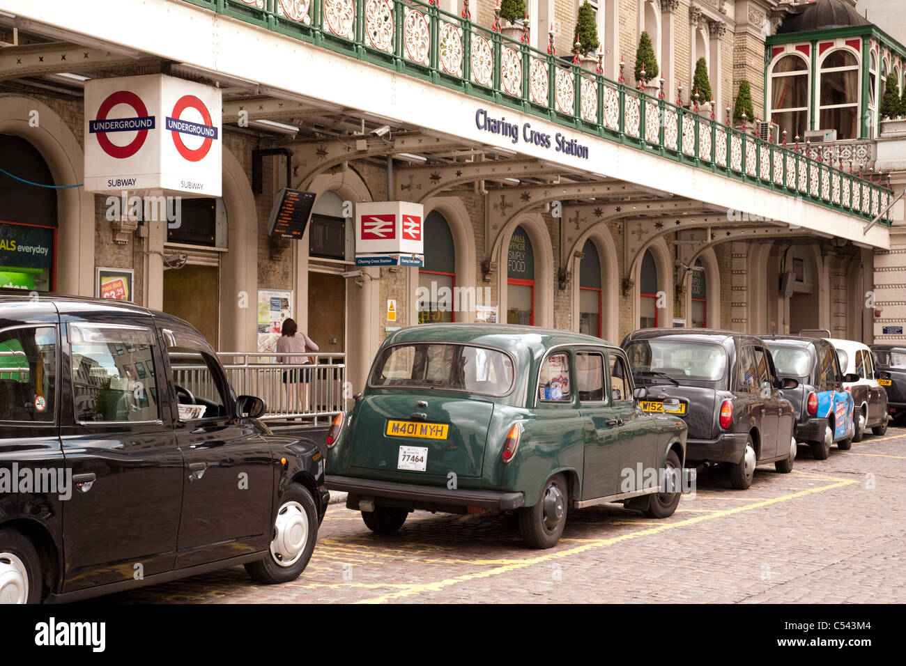 Taxistand von London taxis, Charing Cross entfernt, der Strand, London UK Stockfoto